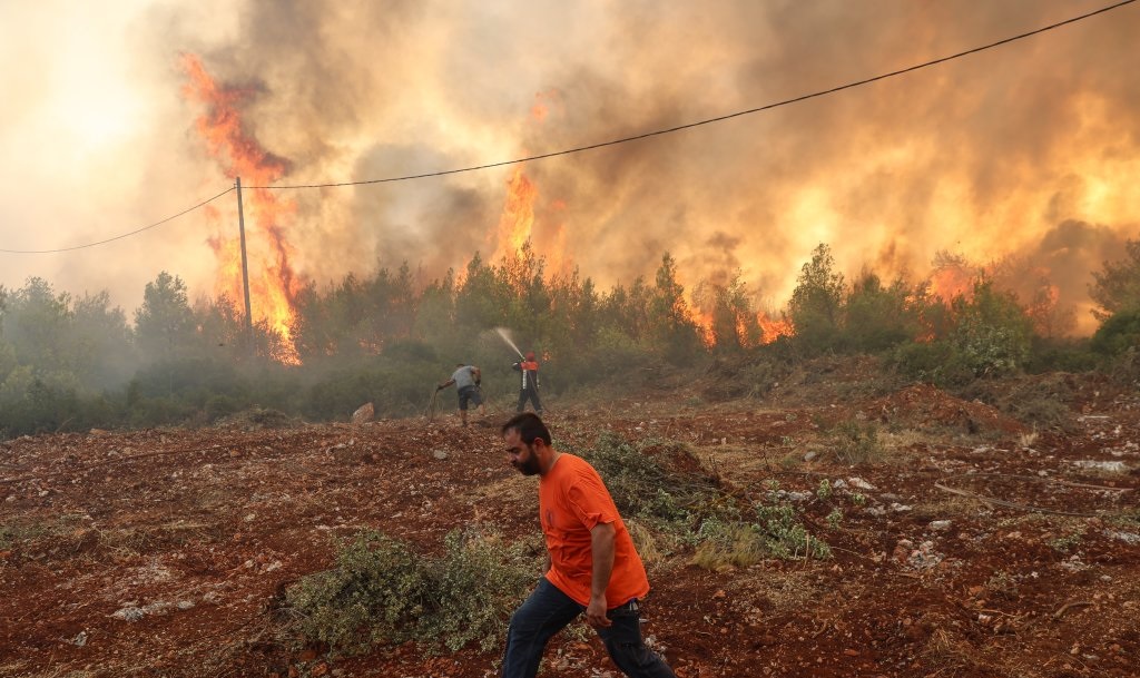 “Περάσαμε πάνω από τις φλόγες για να ξεφύγουμε” – Συγκλονίζει μαρτυρία από τη φωτιά στη Ρόδο (Βίντεο)