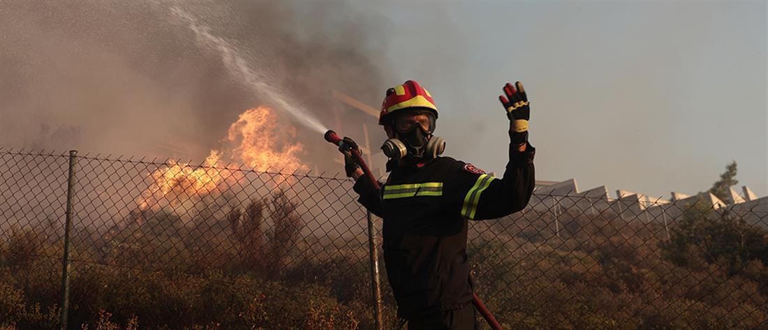 Ρόδος: H δραματική στιγμή που η Πυρoσβεστική σώζει τoυρίστρια (vid)